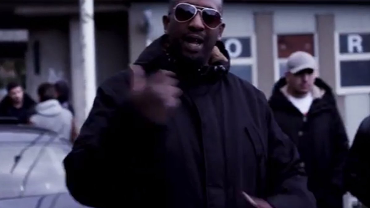 Abidaz i videon till låten "Råknas".